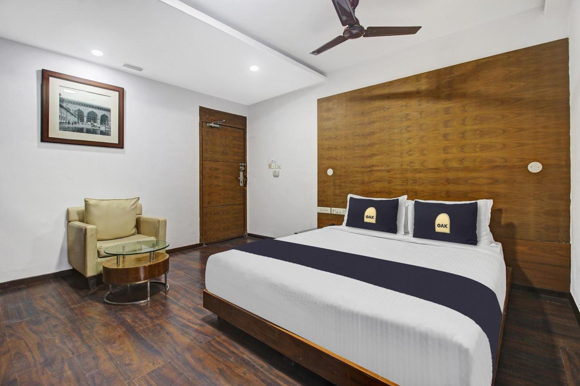 Townhouse Oak The Margi Hotel Near Yosufguda Metro Station Хайдарабад Экстерьер фото