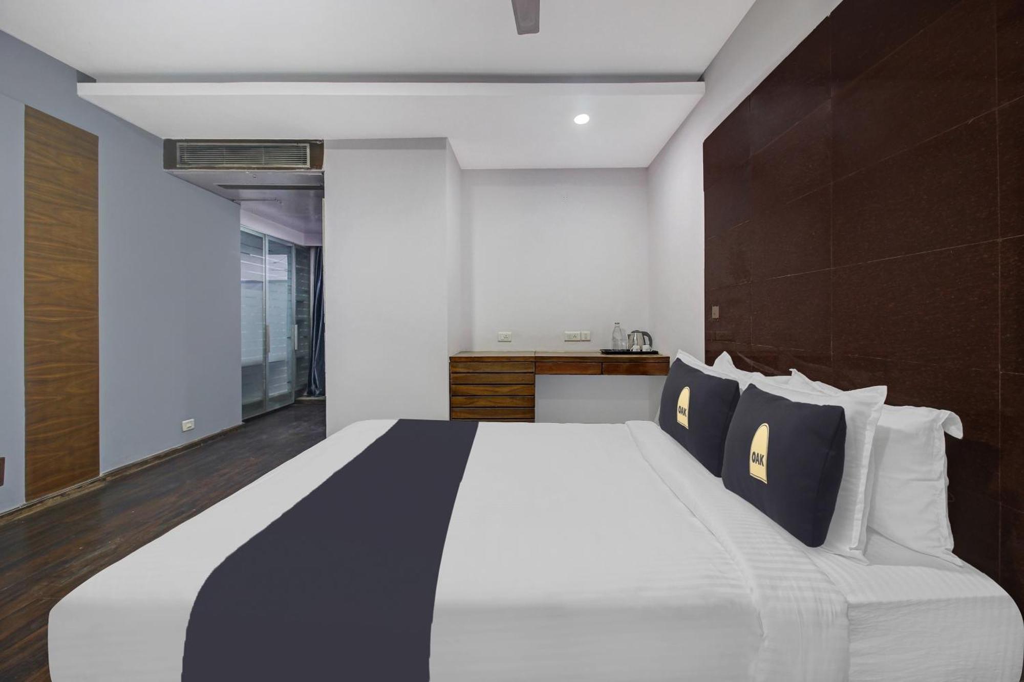 Townhouse Oak The Margi Hotel Near Yosufguda Metro Station Хайдарабад Экстерьер фото