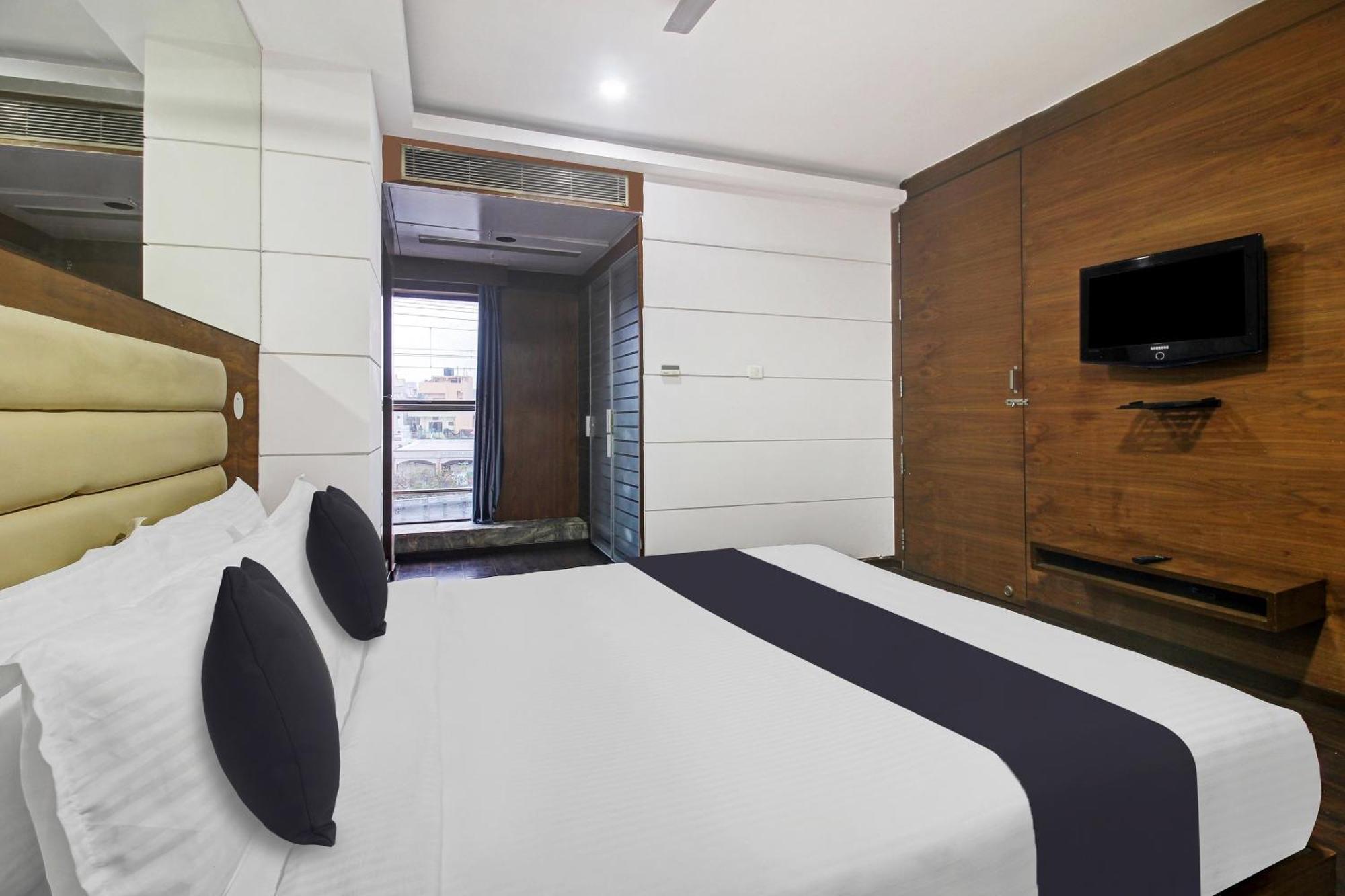 Townhouse Oak The Margi Hotel Near Yosufguda Metro Station Хайдарабад Экстерьер фото